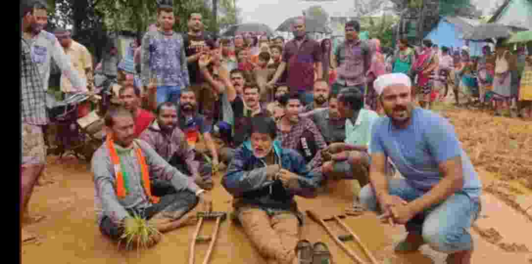 निगम के निकम्मेपन से रोड बना खेतजनता के हित में नही ,ठेकेदारों के हित में निगम कर रहा है कामकांग्रेस नेताओं के निष्क्रियता से शहर की जनता त्रस्त
