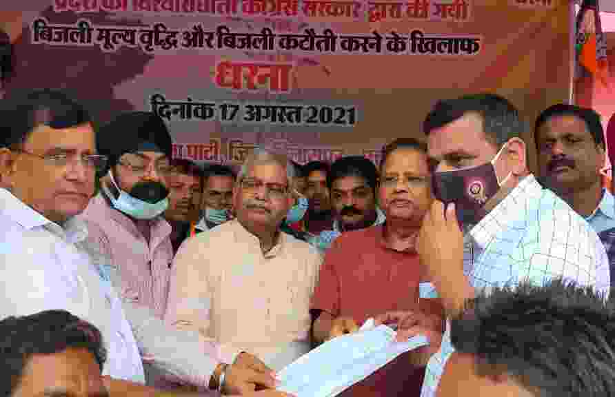 भाजपा ने बिजली मूल्य वृद्धि और कटौती के विरोध में छत्तीसगढ़ की विश्वासघाती कांग्रेस सरकार के खिलाफ धरना एवं राज्यपाल के नाम कलेक्टर को ज्ञापन सौपा