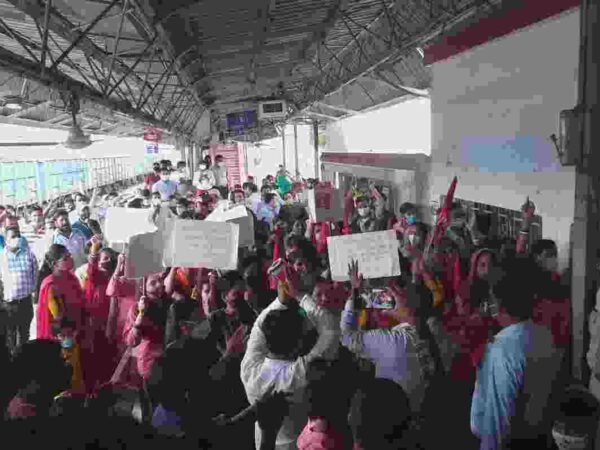 रेल्वे स्टेशन में अपनी मांगों को लेकर लोको पायलटों ने धरना प्रदर्शन किया