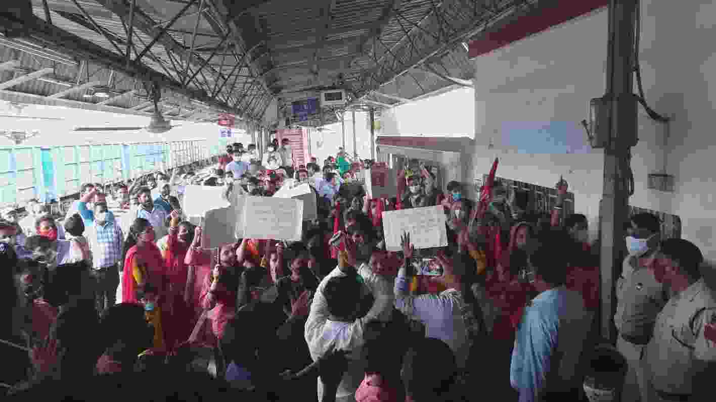 रेल्वे स्टेशन में अपनी मांगों को लेकर लोको पायलटों ने धरना प्रदर्शन किया