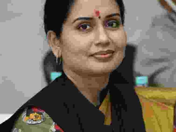 विधायक साथ चल कर दिखाए शहर में कहाँ है चमचमाती सड़के :- पूनम सोलंकी