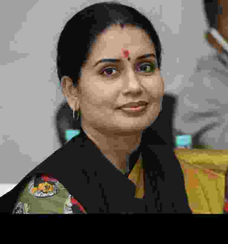 विधायक साथ चल कर दिखाए शहर में कहाँ है चमचमाती सड़के :- पूनम सोलंकी