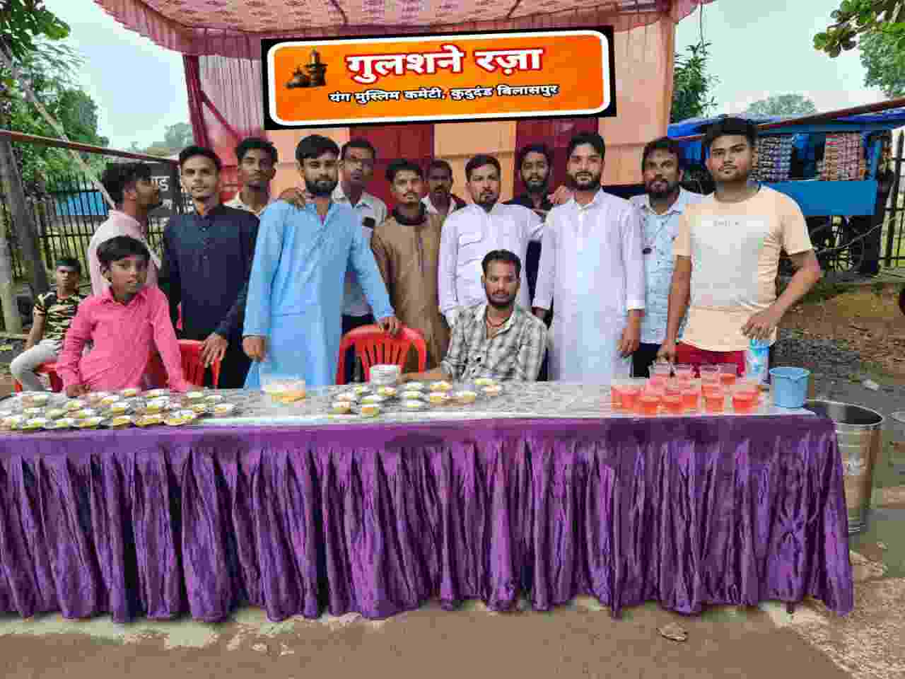 मोहर्रम: हजरत सैय्यद शहीद इमाम हुसैन की याद में मुंगेली नाका चौक गुलशने रज़ा यंग मुस्लिम कमेटी के द्वारा शरबत और लंगर का इंतेजाम किया गया