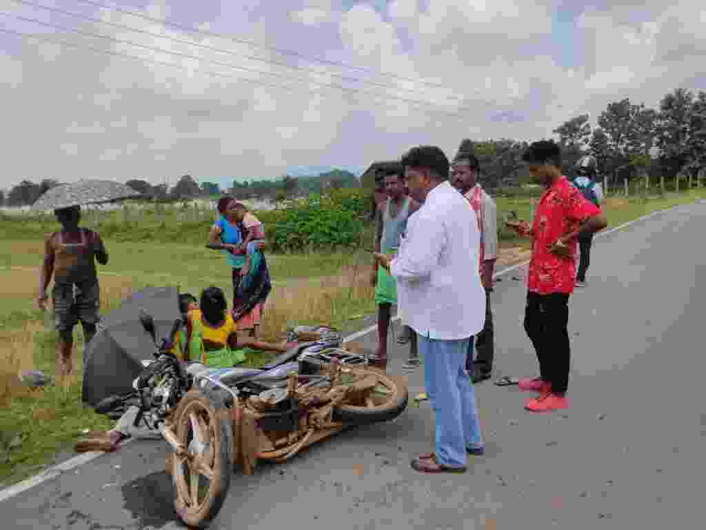 विधायक निवास के पास हुआ बड़ा हादसा ,बाईक की हुई टक्कर ,5 घायल ,2 गम्भीर,मौके पर पहुँचे विधायक , घायलों को अपनी गाड़ी से अस्पताल भिजवाया