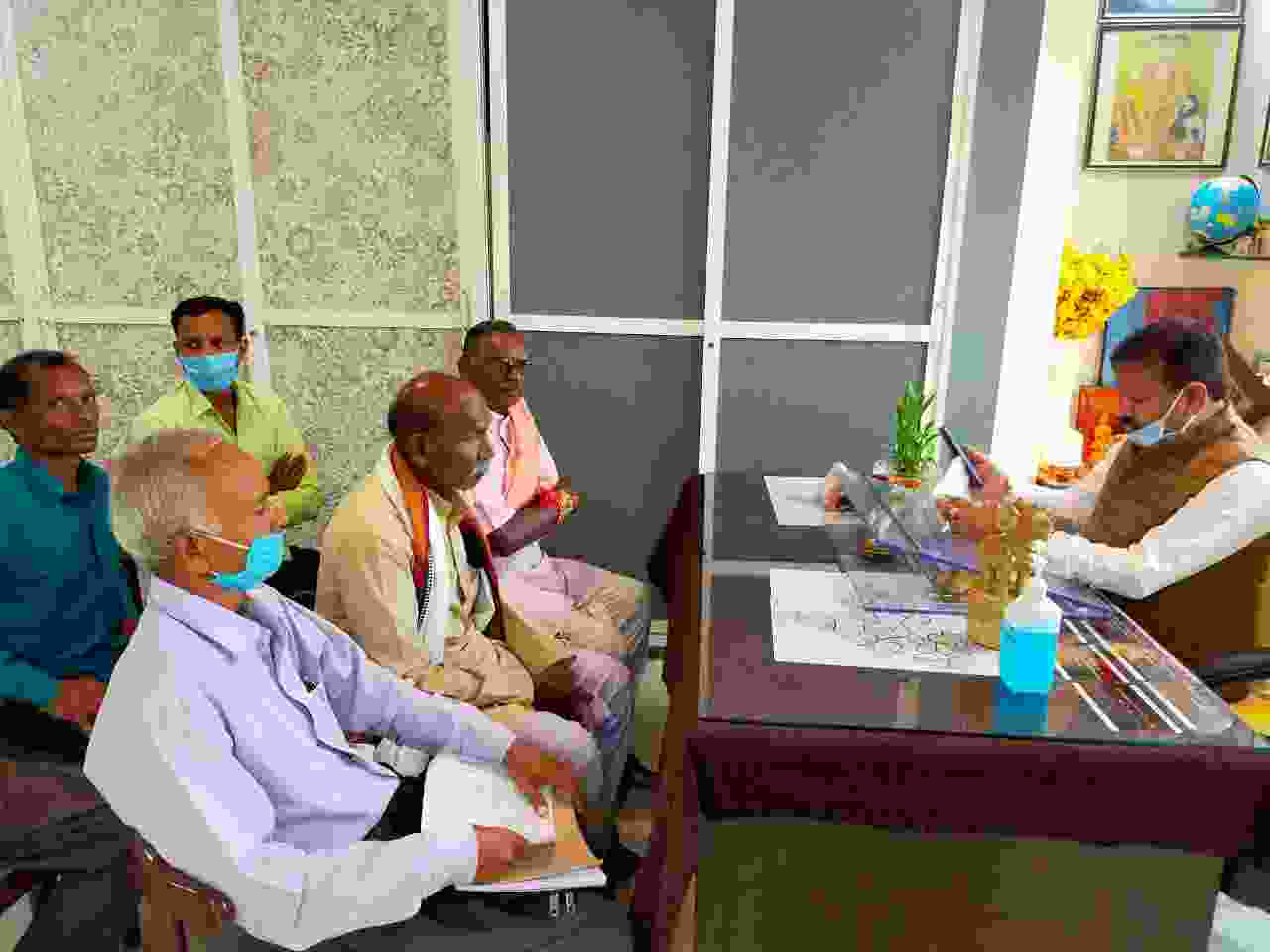 महासमुंद : परसाडीह से लहंगर के बीच कोसम नाला पर पुल बनाने की मांग, प्रतिनिधिमंडल ने की संसदीय सचिव से मुलाकात