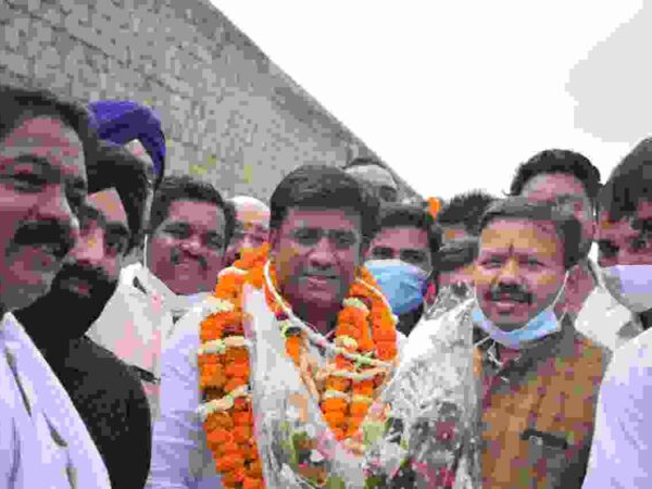 जिला सहकारी बैंक अध्यक्ष पंकज शर्मा का नदी चौक के पास संसदीय सचिव की अगुवाई में किया गया आतिशी स्वागत