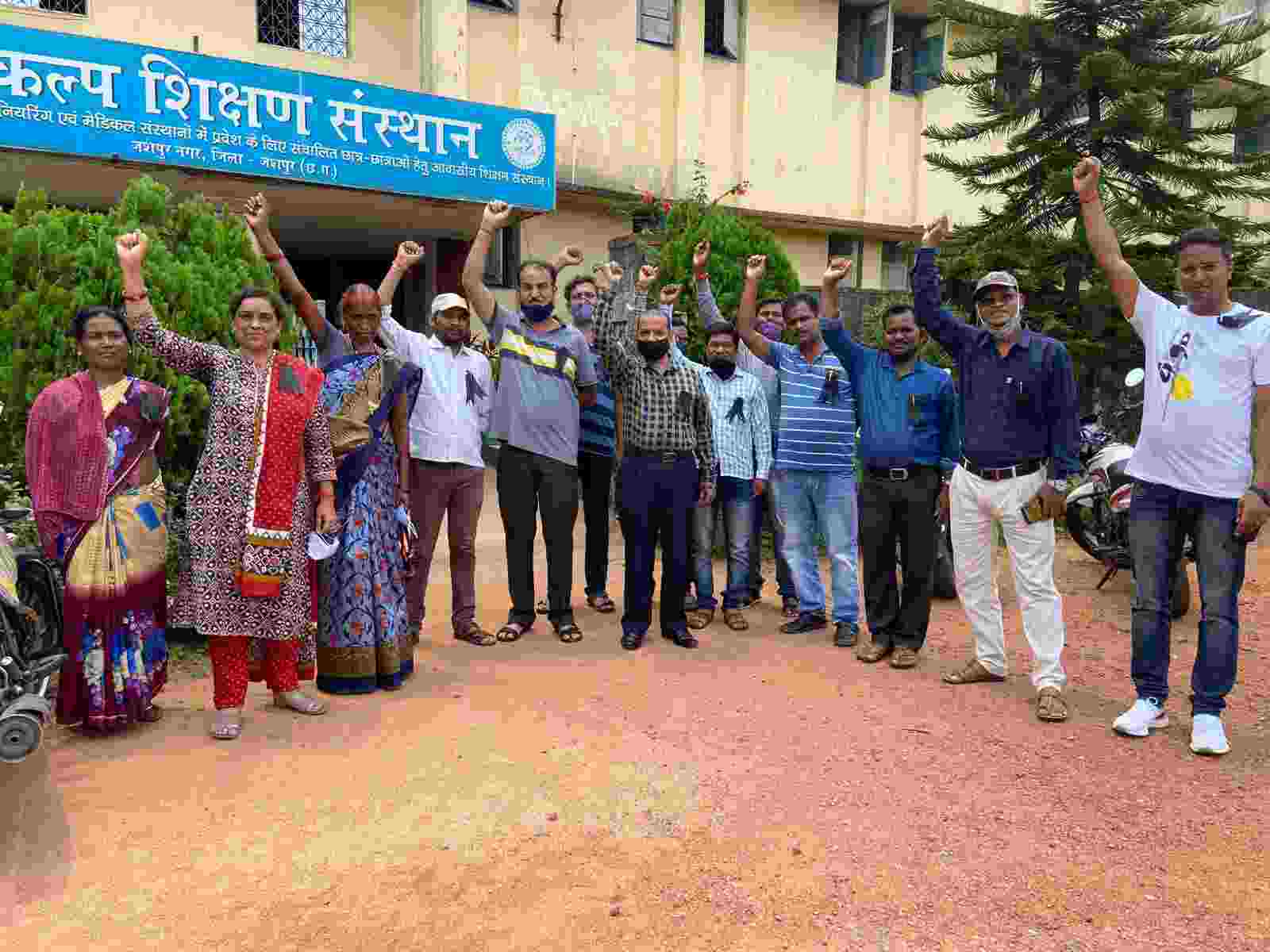 प्रदेशभर के कर्मचारियों का १४ सूत्रीय माँग पत्र एवं डी.ए. को लेकर काली पट्टी बांध विरोध दिवस प्रारम्भ