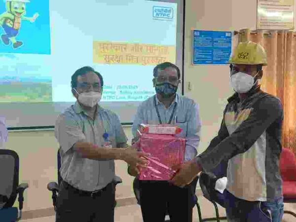 एनटीपीसी लारा ने 20 संविदा कर्मियों को  सुरक्षा मित्र पुरस्कार से सम्मानित किया