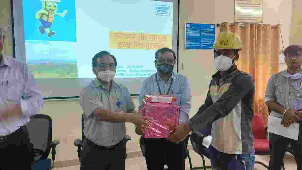 एनटीपीसी लारा ने 20 संविदा कर्मियों को  सुरक्षा मित्र पुरस्कार से सम्मानित किया