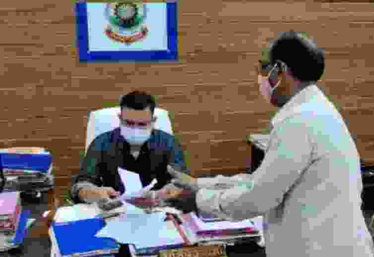 रायगढ़:पुसौर के रनभांठा गांव के मामले में हुई है युवक की मौत, बेटे का शव लेकर एसपी ऑफिस पहुंचा पीड़ित पिता