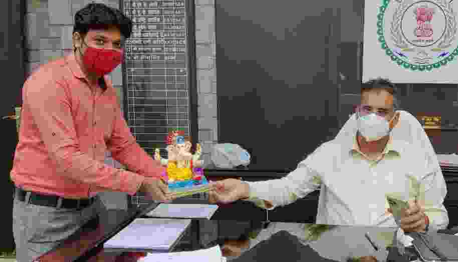 कलेक्टर भीम सिंह को ईको फ्रेडली गणेश की प्रतिमा भेंट की सीताराम नेकलेक्टर ने दी सीताराम को बधाई