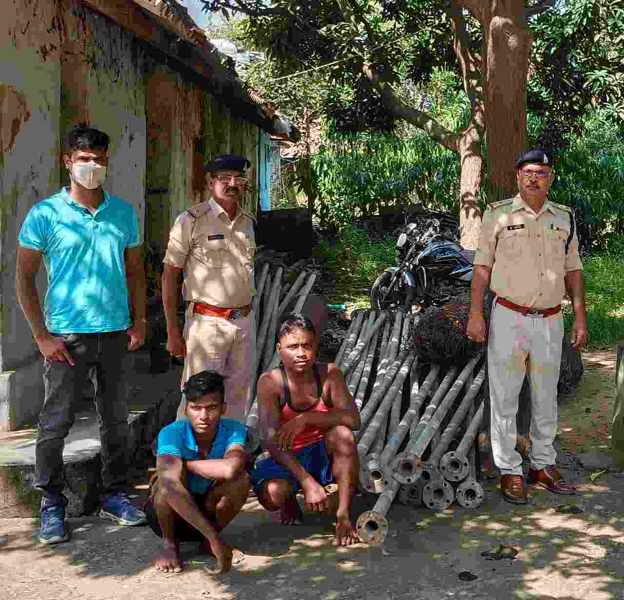 97 नग लोहे की पाइप चोरी करने वाले चोर तमनार पुलिस की त्वरित कार्रवाई कुछ घंटे बाद पकड़े गये दो आरोपी, 32 नग पाईप बरामद