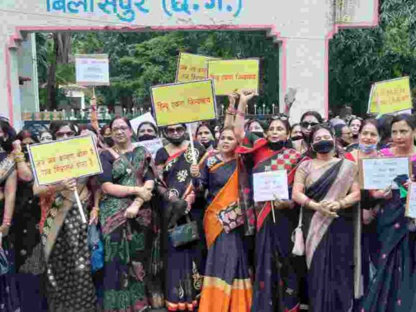 सर्व ब्राम्हण समाज की महिलाओं ने काली साड़ी पहनकर घेरा कलेक्टोरेट,और थाना,बड़ी संख्या में विरोध दर्ज कराने पहुँचे समाज के लोग