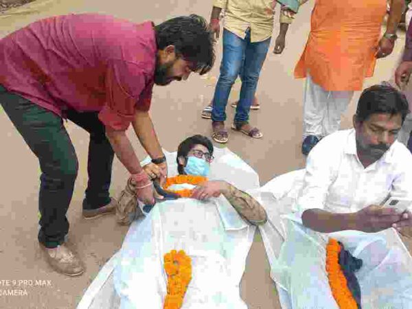 कफ़न ओढ़कर भाजयुमों के नेतृत्व में जिला शिक्षा अधिकारी कार्यालय के बाहर प्रदर्शन, दिखाए काले झंडे और  लगाए नारे