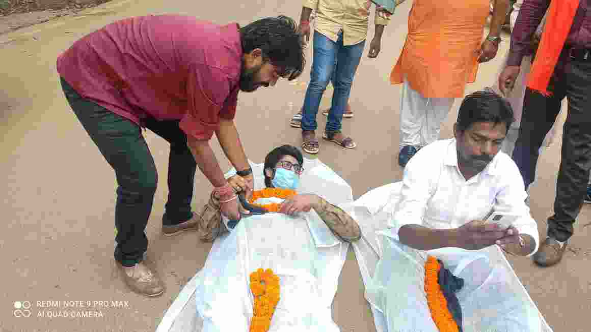कफ़न ओढ़कर भाजयुमों के नेतृत्व में जिला शिक्षा अधिकारी कार्यालय के बाहर प्रदर्शन, दिखाए काले झंडे और  लगाए नारे