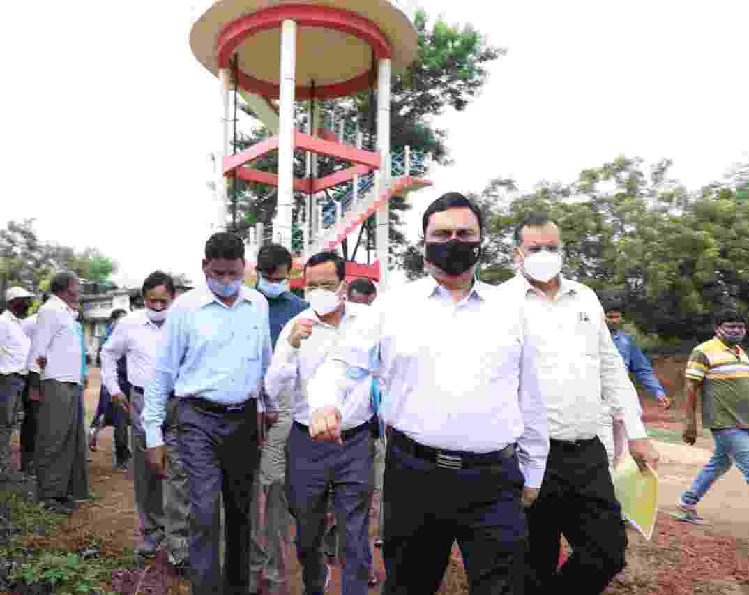 तमनार तहसील कार्यालय के निरीक्षण में पहुंचे संभाग आयुक्त डॉ.संजय अलंगराजस्व प्रकरणों के निराकरण में तेजी लाने के साथ अभिलेखों के व्यवस्थित संधारण के दिए निर्देश