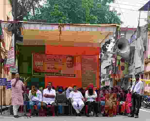 वार्ड धरना :-तिलकनगर वार्ड में पहुंचे पूर्व मंत्री अमर अग्रवाल