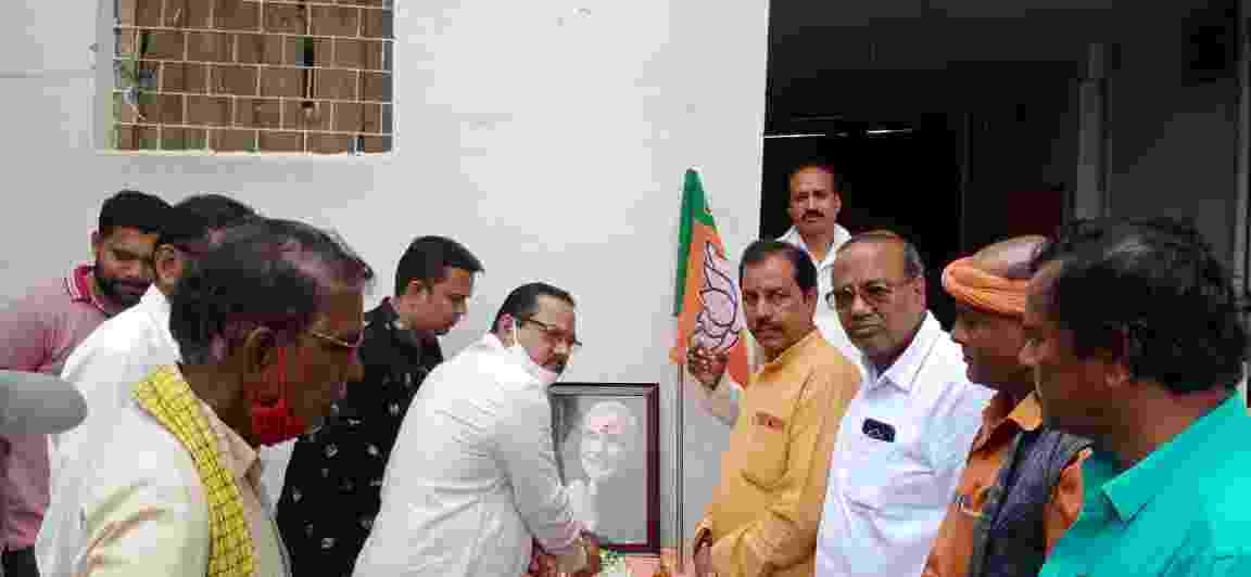 कोटा भाजपा मंडल ने प्रधानमंत्री नरेंद्र मोदी के जन्मदिन पर स्वास्थ्य केंद्र में फल वितरण कर मनाया