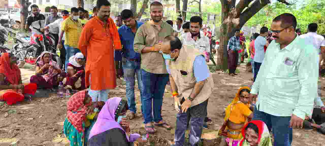 सांसद अरूण साव शहर के वेक्सिनेशन सेंटरों का भाजयुमो कार्यकर्ताओं के साथ जायजा लिया