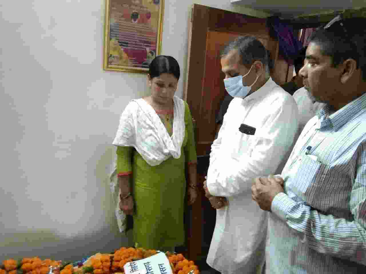 पूर्व सांसद अनुरागी  के निधन पर विधायक पांडेय गृहग्राम पहुंच स्वास्थ्य मंत्री एवं कांग्रेस अध्यक्ष की तरफ से पुष्पचक्र अर्पित की