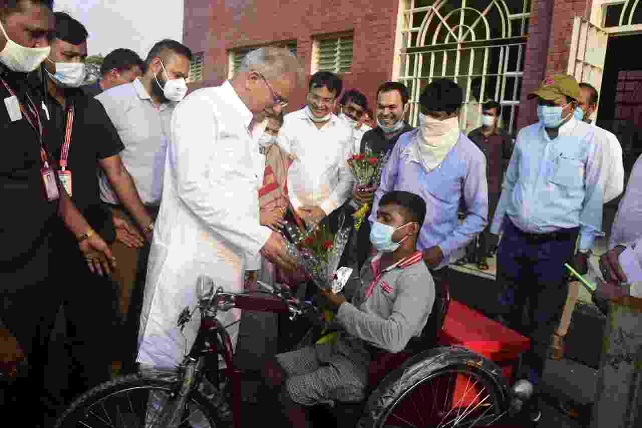 मुख्यमंत्री भूपेश बघेल तक आम जनता की पहुंच कितनी आसान, यह तो देखिए, दिव्यांग ने गूगल पर नंबर सर्च कर सीएम को सीधे कर दिया काॅलदो दिन में मुख्यमंत्री ने दिला दी ट्राईसिकल