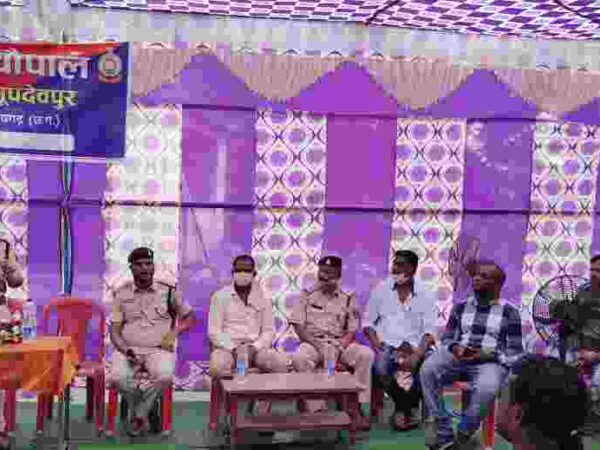 जनचौपाल में एसडीओपी खरसिया व थाना प्रभारी भूपदेवपुर ने ग्रामीणों को अपराधों के प्रति जागरूक किया