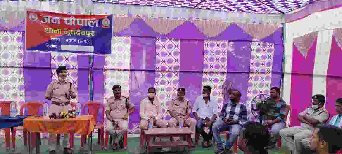 जनचौपाल में एसडीओपी खरसिया व थाना प्रभारी भूपदेवपुर ने ग्रामीणों को अपराधों के प्रति जागरूक किया