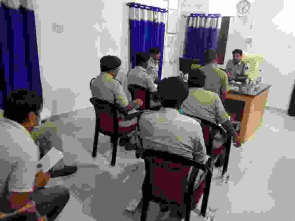 पुलिसिंग में कसावट लाने एसपी के निर्देश पर एडिशनल एसपी लखन पाटले ने ली सारंगढ़ डिवीजन के थाना, चौकी प्रभारियों की मीटिंग