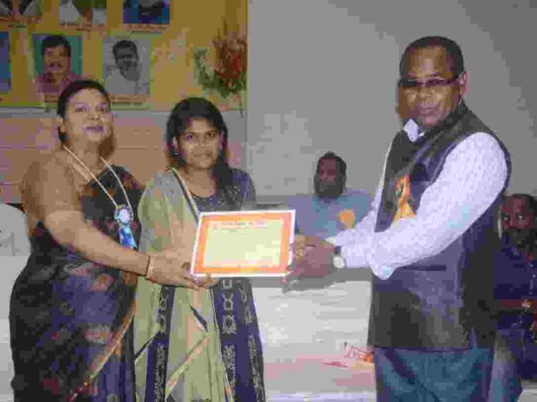 धर्मेश शिक्षा फाऊंडेशन ने किया उरांव समाज के प्रतिभावान बच्चों का सम्मान
