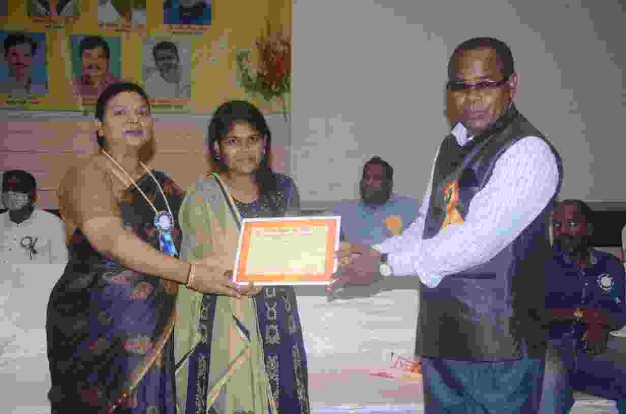 धर्मेश शिक्षा फाऊंडेशन ने किया उरांव समाज के प्रतिभावान बच्चों का सम्मान