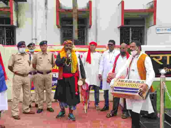 आरपीएफ के 37वे स्थापना दिवस पर रेल यात्रियों में जागरूकता लाने किये जा रहे है नुक्क्ड़ नाटक, रायगढ में भी बुधवार को नुक्क्ड़ टीम ने किया नाटक