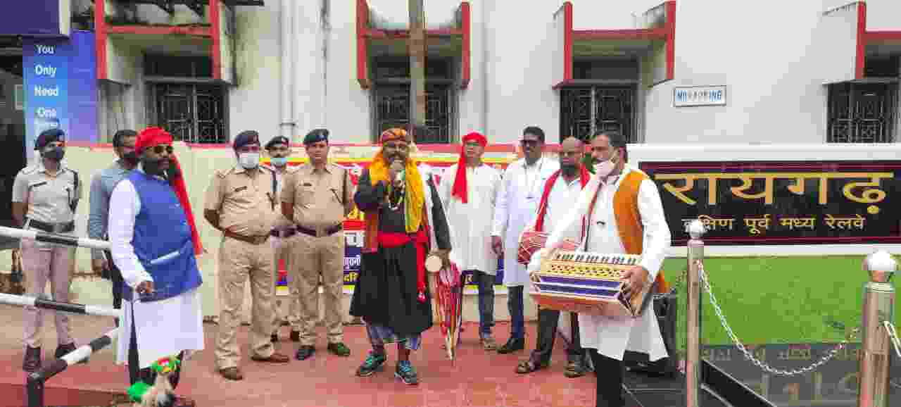 आरपीएफ के 37वे स्थापना दिवस पर रेल यात्रियों में जागरूकता लाने किये जा रहे है नुक्क्ड़ नाटक, रायगढ में भी बुधवार को नुक्क्ड़ टीम ने किया नाटक