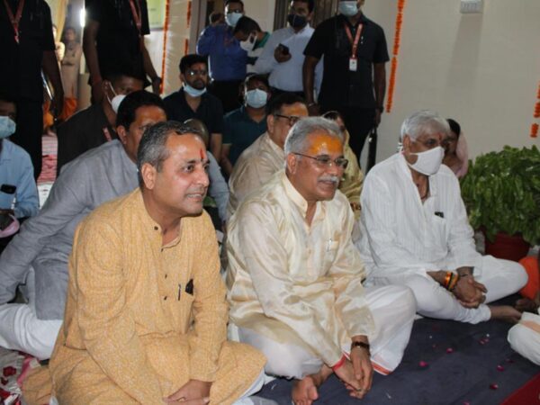 मुख्यमंत्री भूपेश ने जगदगुरु शंकराचार्य स्वामी श्री निश्चलानन्द सरस्वती के दर्शन कर उनका आशीर्वाद ग्रहण किया, शैलेष पांडेय भी साथ रहे