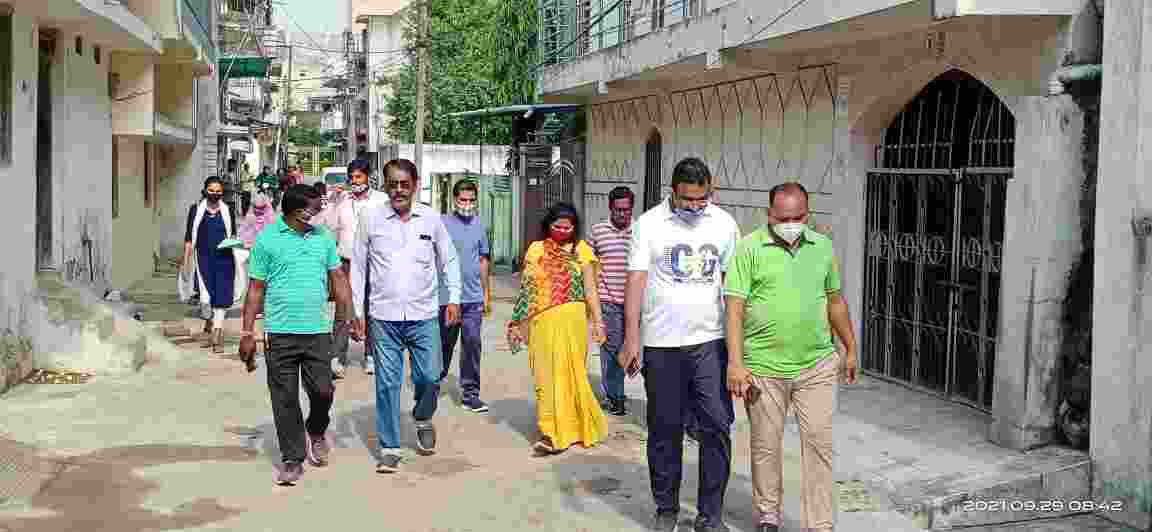 डेंगू रोकथाम के तहत वार्ड क्रमांक 16 व 19 में चला टेमीफास्ट दवा का छिड़काव