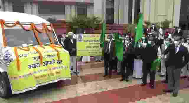 न्याय आपके द्वार अभियान का हाईकोर्ट एक्टिंग चीफ जस्टिस प्रशांत मिश्रा ने हरी झंडी दिखाकर किया उद्घाटन