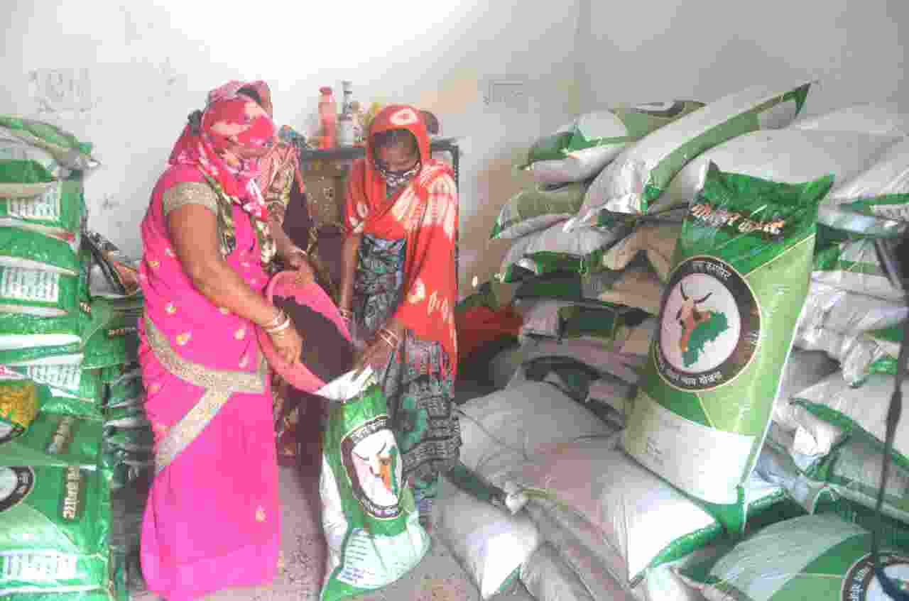 (सफलता की कहानी)खाद की कमाई से खरीदी स्मार्ट फोन, स्वालंबन की राह पर चल पड़ी माधुरी