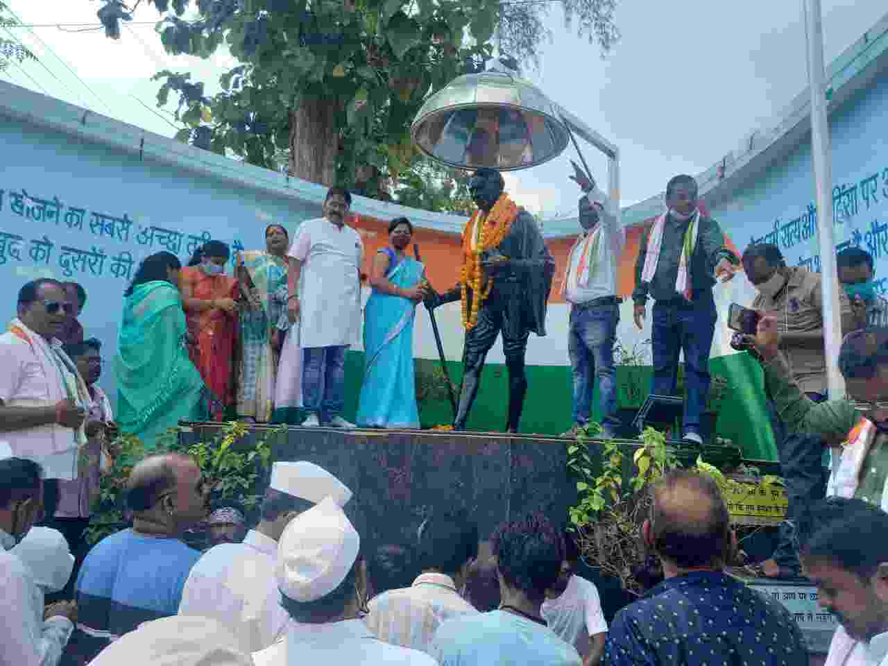 राष्ट्रपिता महात्मा गांधी और पूर्व प्रधानमंत्री लालबहादुर शास्त्री की जयंती को जिला काँग्रेस कार्यालय में मनाया गया