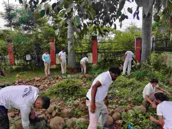 आरपीएफ रायगढ ने स्वच्छता अभियान चलाकर मनाई गांधी जयंती