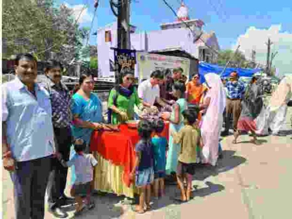 कोरबा लायंस क्लब कोरबा ने सेवा सप्ताह के तहत् किया शनि मंदिर सीतामढ़ी में खिचड़ी वितरण