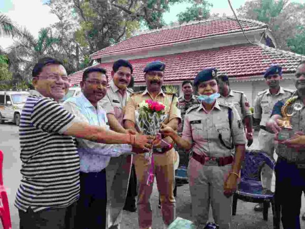 चेंबर खरसिया ने पुलिस टीम का किया सम्मान