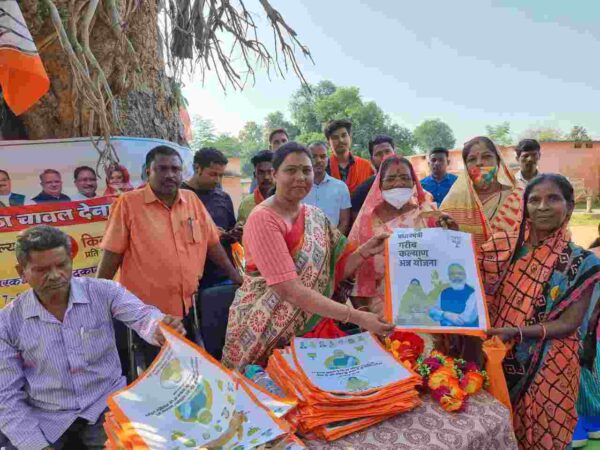 तपकरा एवं पंडरीपानी के राशन दुकान के सामने छत्तीसगढ़ सरकार के खिलाफ विरोध प्रदर्शन में बैठी सांसद गोमती साय