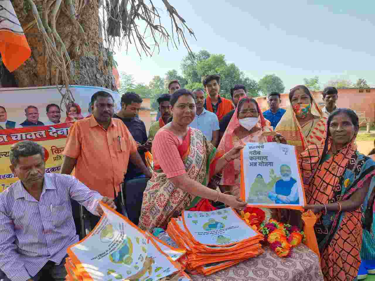 तपकरा एवं पंडरीपानी के राशन दुकान के सामने छत्तीसगढ़ सरकार के खिलाफ विरोध प्रदर्शन में बैठी सांसद गोमती साय