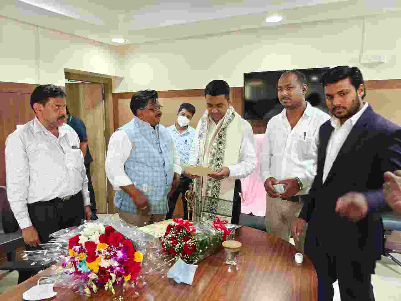 गोवा के मुख्यमंत्री डॉ प्रमोद सावंत को पार्लियामेंट्री सेक्रेटरी यू.डी. मिंज ने राष्ट्रीय आदिवासी नृत्य महोत्सव 2021 के लिए दिया निमंत्रण पत्र