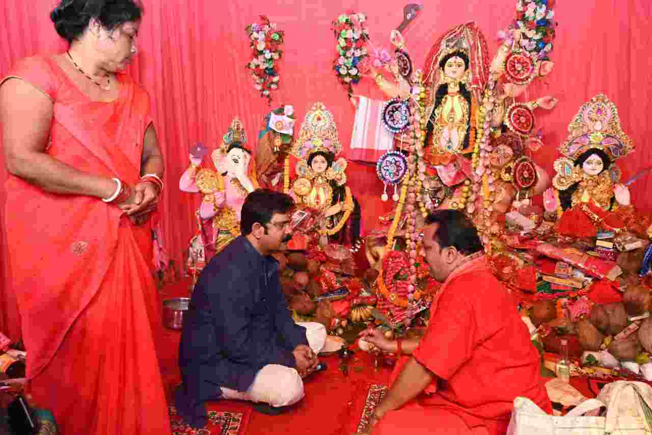 शहर के दुर्गा पंडालों में पहुँचे विधायक प्रकाश नायक,माँ जगत जननी जगदम्बे के दरबार में टेका मत्था
