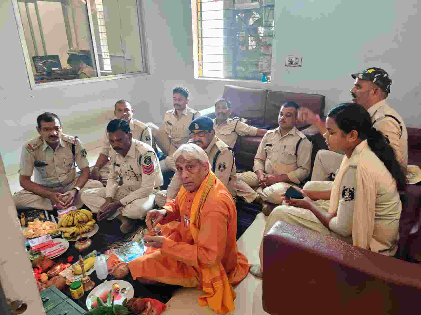 विजयादशमी पर पाली थाना में की गई शस्त्र पूजा