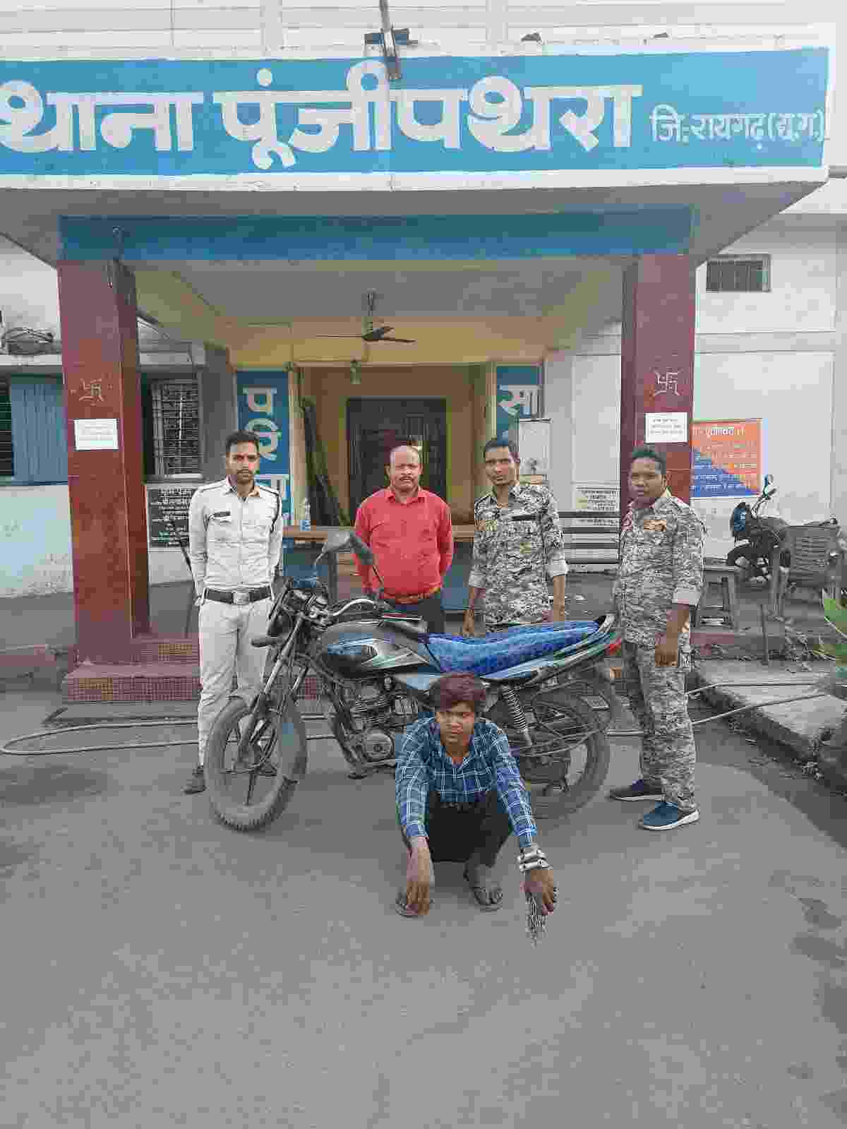 मोटरसाइकिल व मोबाइल बिक्री के लिए ग्राहक तलाश कर रहा आरोपी आया पूंजीपथरा पुलिस के हाथ