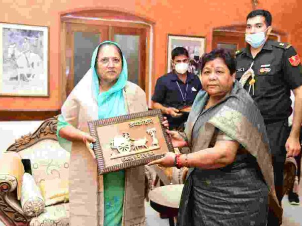 राज्यपाल सुश्री उइके ने माटी पुजारी और राजमाता का किया सम्मान
