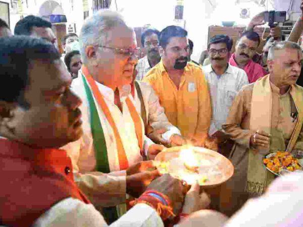 मुख्यमंत्री बघेल ने दंतेश्वरी माता की पूजा अर्चना कर प्रदेश की सुख समृद्धि की कामना की