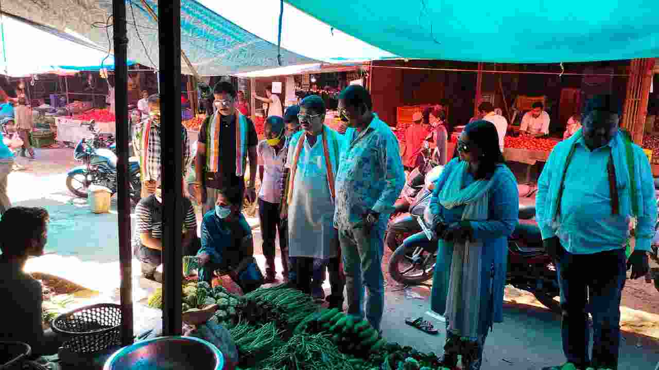 देश में बढ़ती महंगाई को लेकर रायगढ़ जिला कांग्रेस ने अनोखा विरोध प्रदर्शन किया