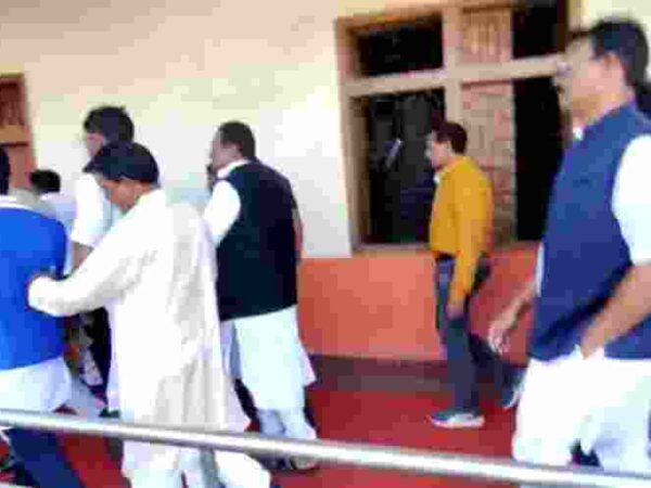 जशपुर में बाबा समर्थकों ने काँग्रेस के राष्ट्रीय महासचिव सप्तगिरि शंकर उल्का के सामने जमकर हंगामा